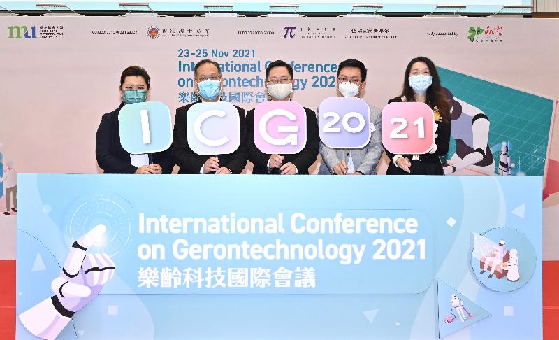 The Secretary for Innovation and Technology, Mr Alfred Sit (centre), officiates at the opening ceremony of the International Conference on Gerontechnology 2021 today (November 23) together with the President of the Hong Kong Metropolitan University, Professor Paul Lam (second left); the Under Secretary for Labour and Welfare, Mr Ho Kai-ming (second right), and other guests. 
