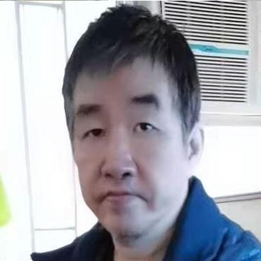 Yun Kai-hong, aged 53, is about 1.8 metres tall, 90 kilograms in weight and of fat build. He has a round face with yellow complexion and short white hair. 
