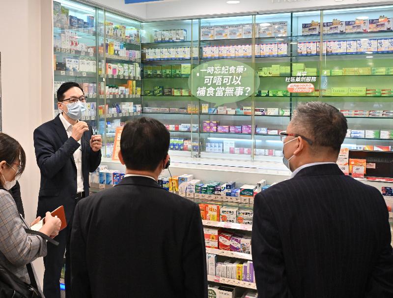The Mainland epidemic prevention and control expert delegation today (November 23) visits a community pharmacy to understand the regulatory control for retailing medicines, as well as the purchasing of fever relief medicines.