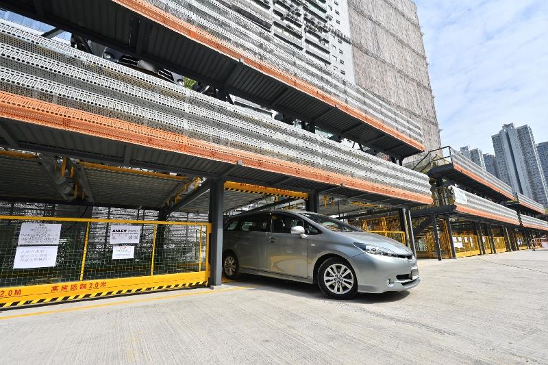 The first automated parking system (APS) installed in a short-term tenancy car park, located at the junction of Hoi Shing Road and Hoi Kok Street, Tsuen Wan, will commence services tomorrow (November 25). This project is one of the APS projects that the Transport Department is actively taking forward to further increase the number of parking spaces and spatial efficiency.