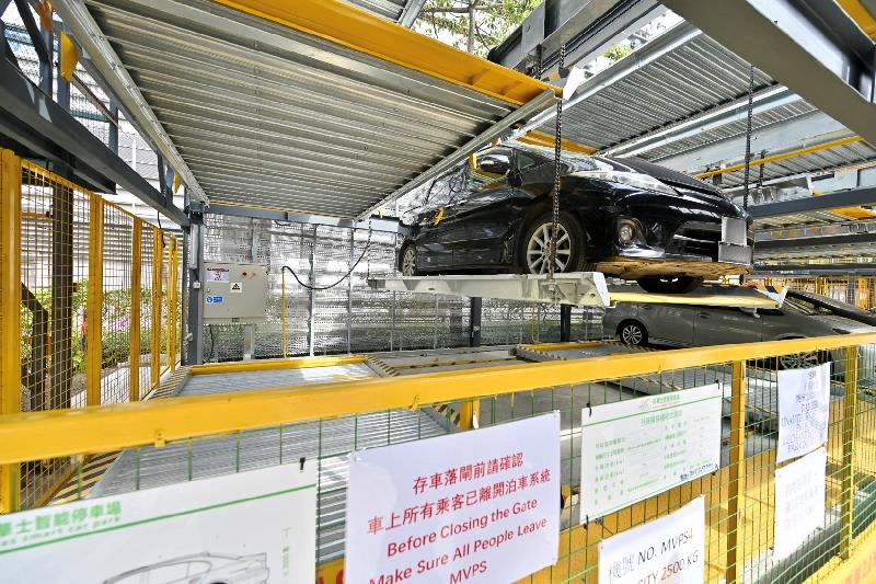 The first automated parking system installed in a short-term tenancy car park, located at the junction of Hoi Shing Road and Hoi Kok Street, Tsuen Wan, will commence services tomorrow (November 25).  The car park has adopted six modules of a puzzle stacking system to provide 78 automated parking spaces out of a total of 245 parking spaces in the site.
