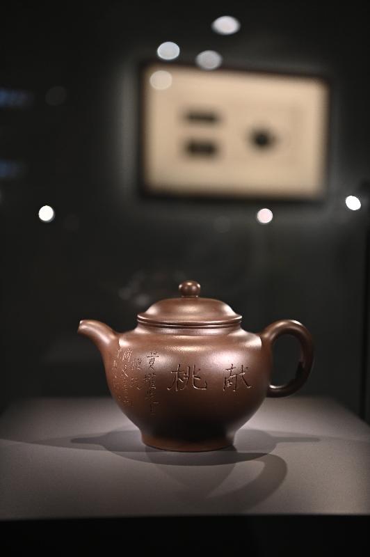 The Hong Kong Museum of Art has received over 1 000 precious artworks including Chinese paintings and calligraphy from the Jingguanlou collection. About 60 of the newly donated items will be showcased in the "Contemplation: Highlights of the Donation of the Jingguanlou Collection" exhibition from November 26 (Friday). Picture shows a globular teapot in purple clay with a figure presenting a peach.