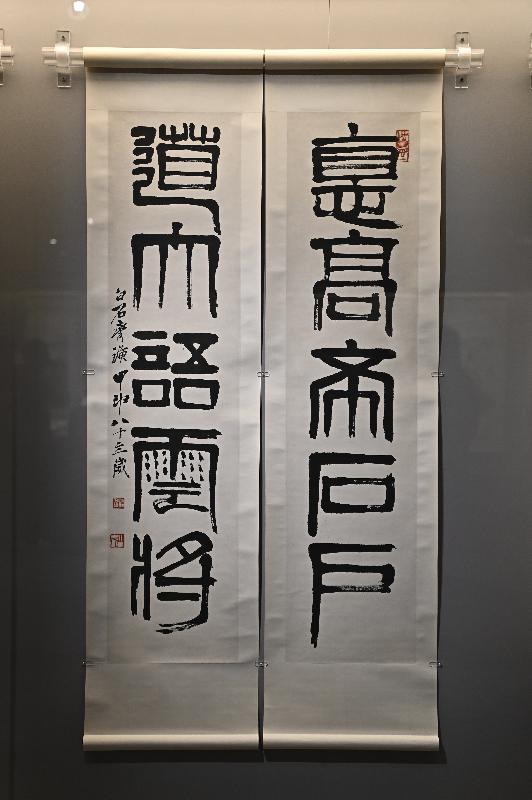 The Hong Kong Museum of Art has received over 1 000 precious artworks including Chinese paintings and calligraphy from the Jingguanlou collection. About 60 of the newly donated items will be showcased in the "Contemplation: Highlights of the Donation of the Jingguanlou Collection" exhibition from November 26 (Friday). Picture shows a couplet in seal script by Qi Baishi (1864-1957).