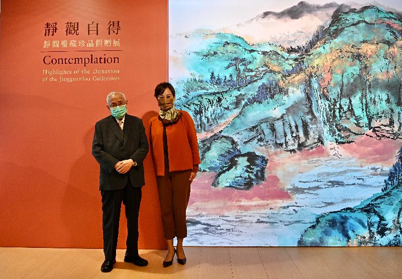 The Hong Kong Museum of Art (HKMoA) has received over 1 000 precious artworks including Chinese paintings and calligraphy from the Jingguanlou collection. About 60 of the newly donated items will be showcased in the "Contemplation: Highlights of the Donation of the Jingguanlou Collection" exhibition from November 26 (Friday). Picture shows the Founder of Jingguanlou collection, Dr Wong Kwai-kuen (left), and the Museum Director of the HKMoA, Dr Maria Mok (right).