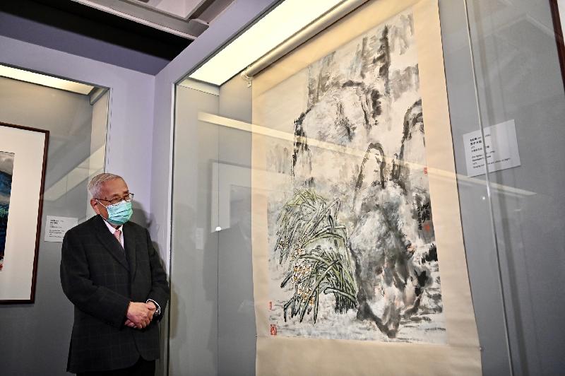 The Hong Kong Museum of Art has received a generous donation of more than 1 000 valuable artworks, mainly comprising Chinese paintings and calligraphy from the modern era, from renowned collector and photographer Dr Wong Kwai-kuen, who is also the Founder of the Jingguanlou collection. About 60 of the newly donated items will be showcased in the "Contemplation: Highlights of the Donation of the Jingguanlou Collection" exhibition from November 26 (Friday). Picture shows Dr Wong touring the exhibition.