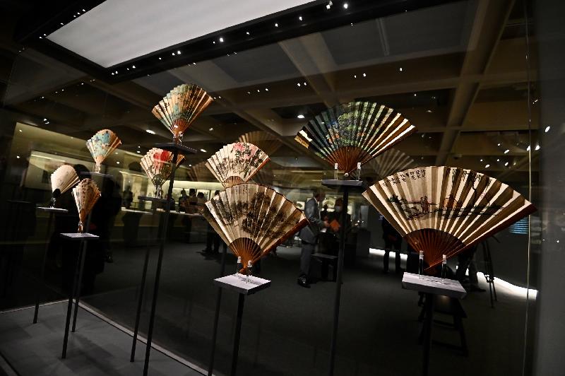 The Hong Kong Museum of Art has received over 1 000 precious artworks including Chinese paintings and calligraphy from the Jingguanlou collection. About 60 of the newly donated items will be showcased in the "Contemplation: Highlights of the Donation of the Jingguanlou Collection" exhibition from November 26 (Friday). Picture shows folding fans.