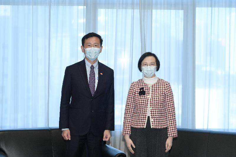 The Secretary for Food and Health, Professor Sophia Chan, today (November 24) attended the Asia Summit on Global Health co-organised by the Government of the Hong Kong Special Administrative Region and the Hong Kong Trade Development Council. On the sidelines of the summit, Professor Chan met with the Minister for Health of Singapore, Mr Ong Ye Kung. They exchanged views on various anti-epidemic measures implemented in the fight against COVID-19.