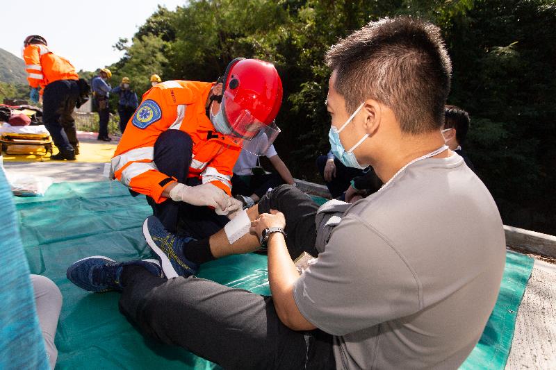 救护人员今日（十一月二十五日）在跨部门山火暨攀山拯救行动演习中，模拟在分流站治理伤者。