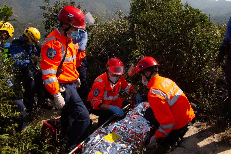 救护人员今日（十一月二十五日）在跨部门山火暨攀山拯救行动演习中，模拟处理伤者。