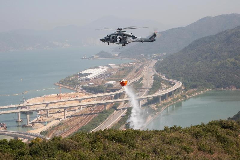 政府飛行服務隊今日（十一月二十五日）在跨部門山火暨攀山拯救行動演習中，派出直升機投擲水彈模擬協助撲救山火。