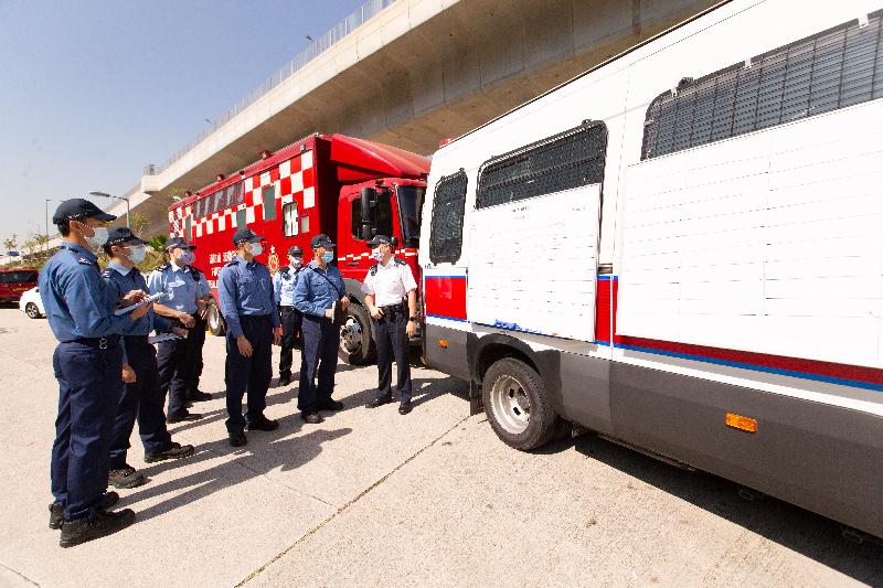 The Fire Services Department and the Hong Kong Police Force dispatch a Mobile Command Unit and set up a Police Forward Control Point respectively in an inter-departmental vegetation fire and mountain rescue operation exercise today (November 25).