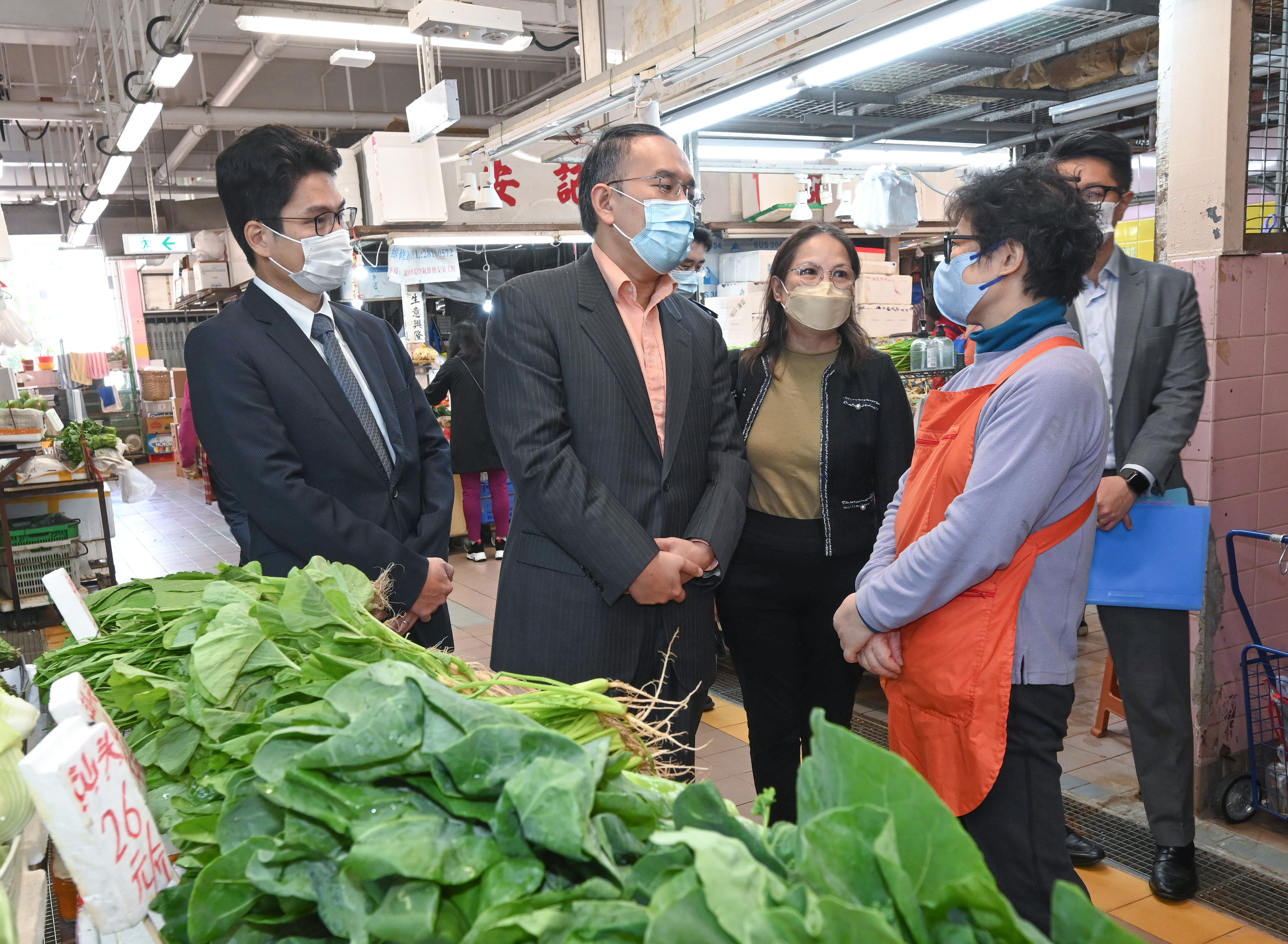 Accompanied by the Under Secretary for Financial Services and the Treasury, Mr Joseph Chan; the Deputy Director of Food and Environmental Hygiene (Environmental Hygiene), Miss Diane Wong; and the District Officer (Central and Western), Mr David Leung, the Secretary for Financial Services and the Treasury, Mr Christopher Hui, today (November 25) visited Smithfield Market in Kennedy Town, Central and Western District.  Picture shows Mr Hui (second left), Mr Chan (first left) and Miss Wong (third left) learning about a stall operator's feedback on the use of e-payment.
