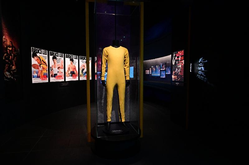 香港文化博物館十一月二十八日起舉行「平凡．不平凡──李小龍」展覽。圖示李小龍於電影《死亡遊戲》中穿着的經典黃色戰衣。