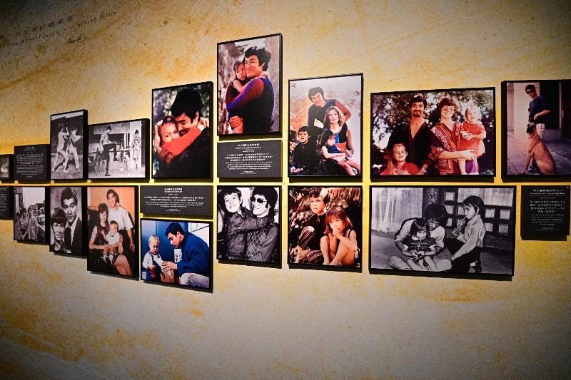 香港文化博物館十一月二十八日起舉行「平凡．不平凡──李小龍」展覽，展示李小龍與妻子蓮達、兒子國豪與女兒香凝的照片。