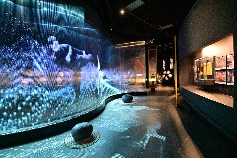 The exhibition "A Man Beyond the Ordinary: Bruce Lee" will be held from November 28 at the Hong Kong Heritage Museum. Picture shows an optical fibre interactive projection installation which displays Bruce Lee's martial arts ideas and life philosophy.
