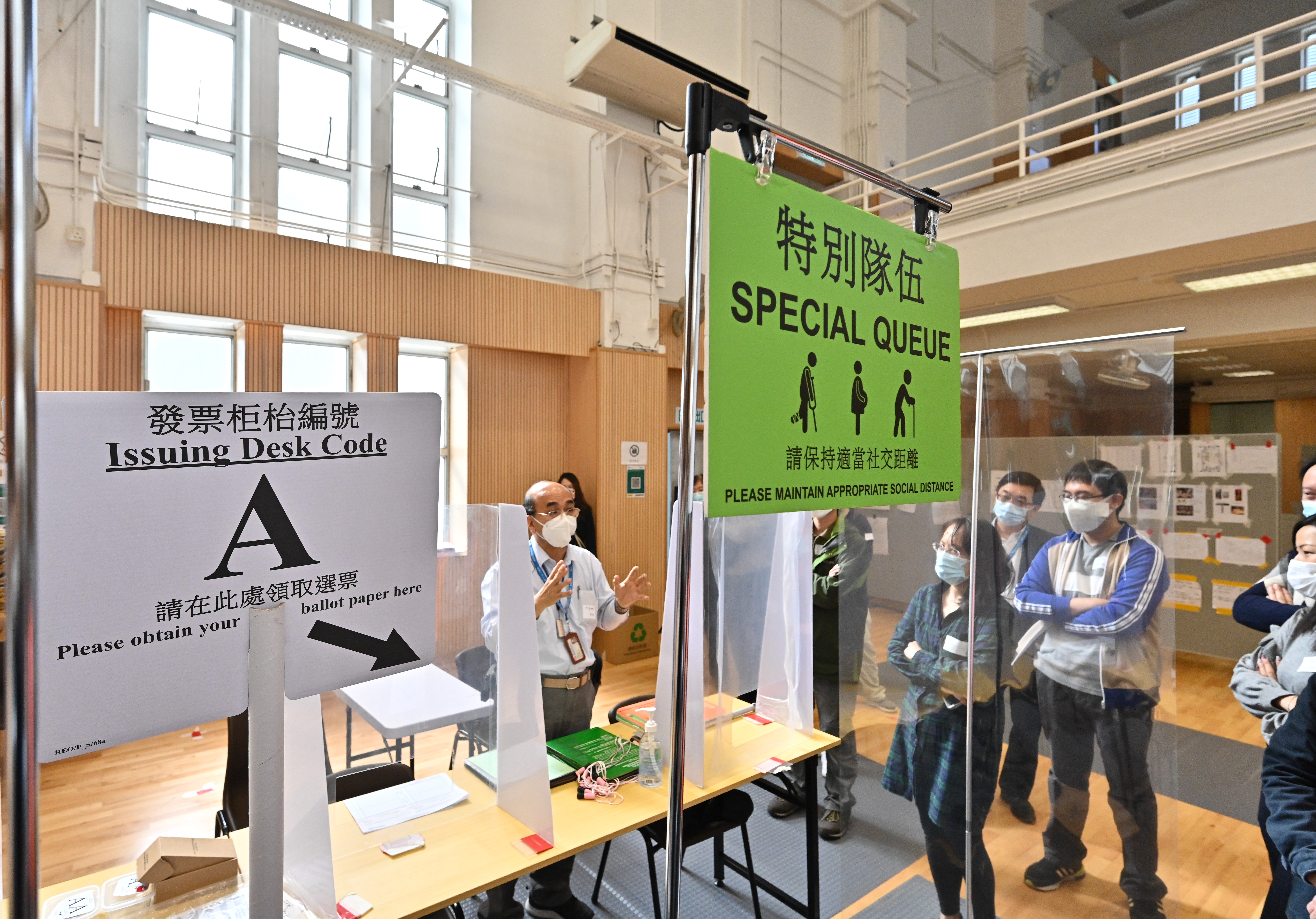 The 2021 Legislative Council General Election will be held on December 19. The Registration and Electoral Office (REO) arranged in the past two weeks training and practice sessions with simulated scenarios for staff who will work in polling, counting and central counting stations. Photo shows staff being briefed by a representative from the REO on the queuing arrangements in polling stations.