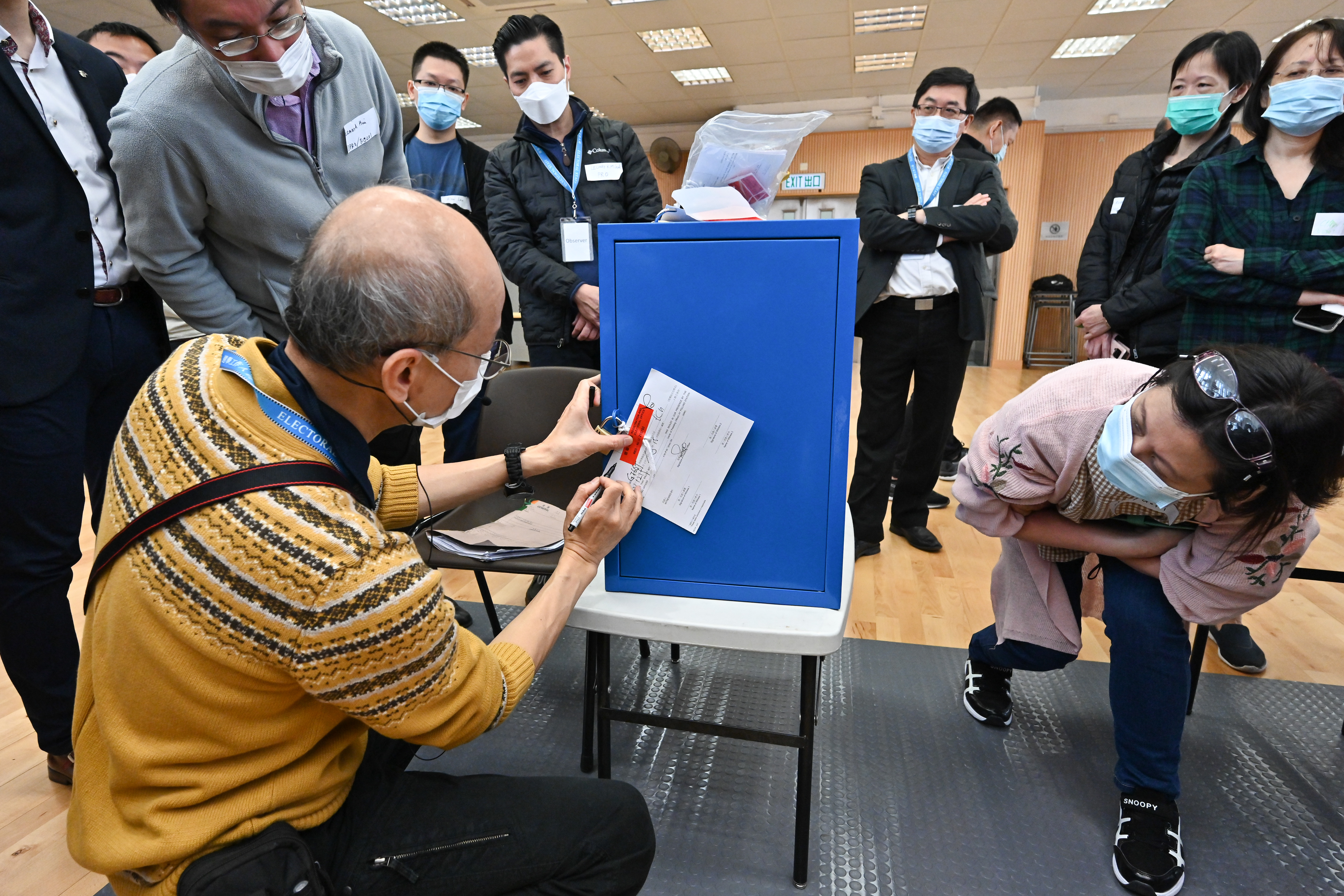 The 2021 Legislative Council General Election will be held on December 19. The Registration and Electoral Office (REO) arranged in the past two weeks training and practice sessions with simulated scenarios for staff who will work in polling, counting and central counting stations. Photo shows polling staff being briefed by a representative from the REO on the preparation work for opening polling stations.
