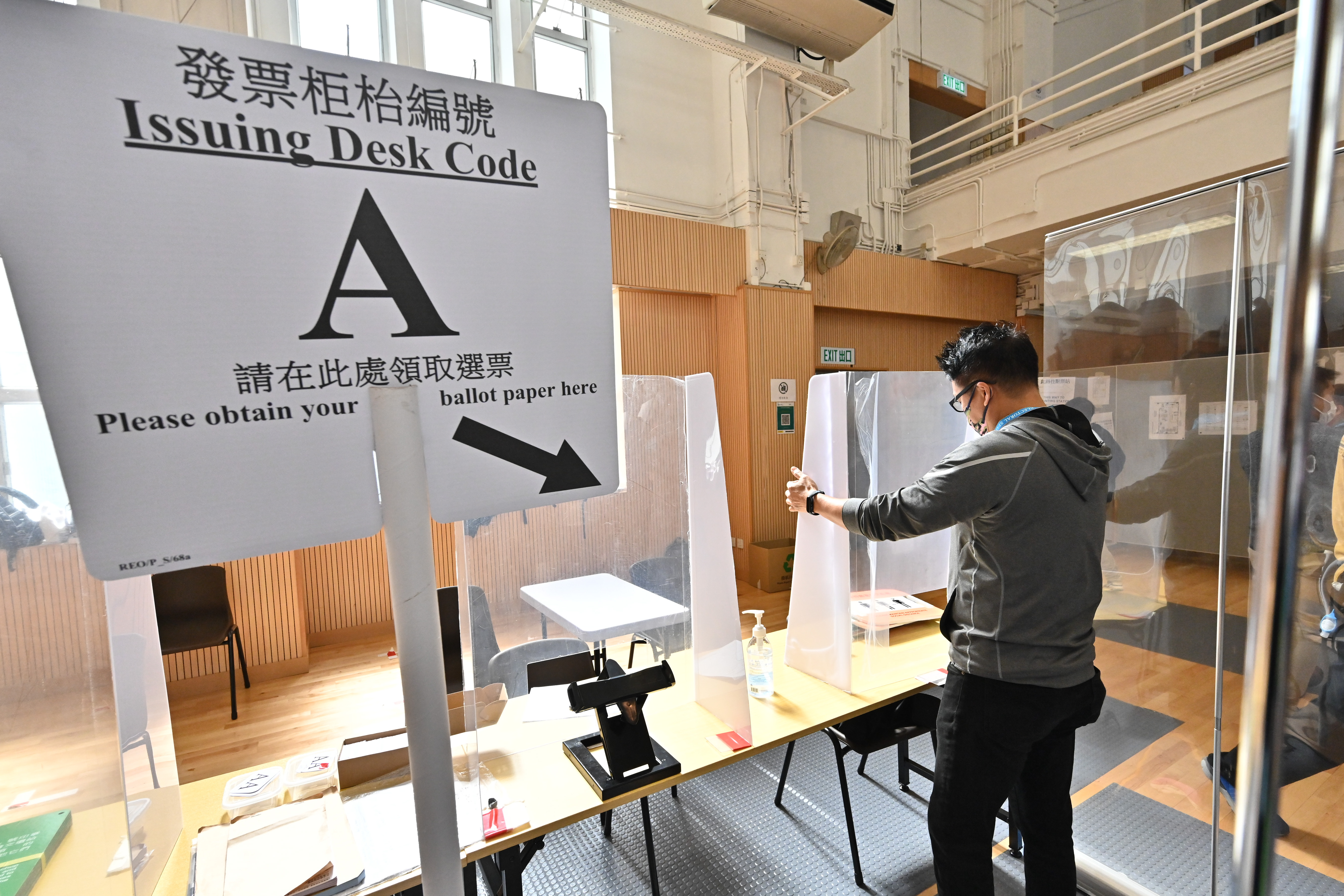 The 2021 Legislative Council General Election will be held on December 19. The Registration and Electoral Office (REO) arranged in the past two weeks training and practice sessions with simulated scenarios for staff who will work in polling, counting and central counting stations. Photo shows a representative from the REO demonstrating the set-up of a polling station.
