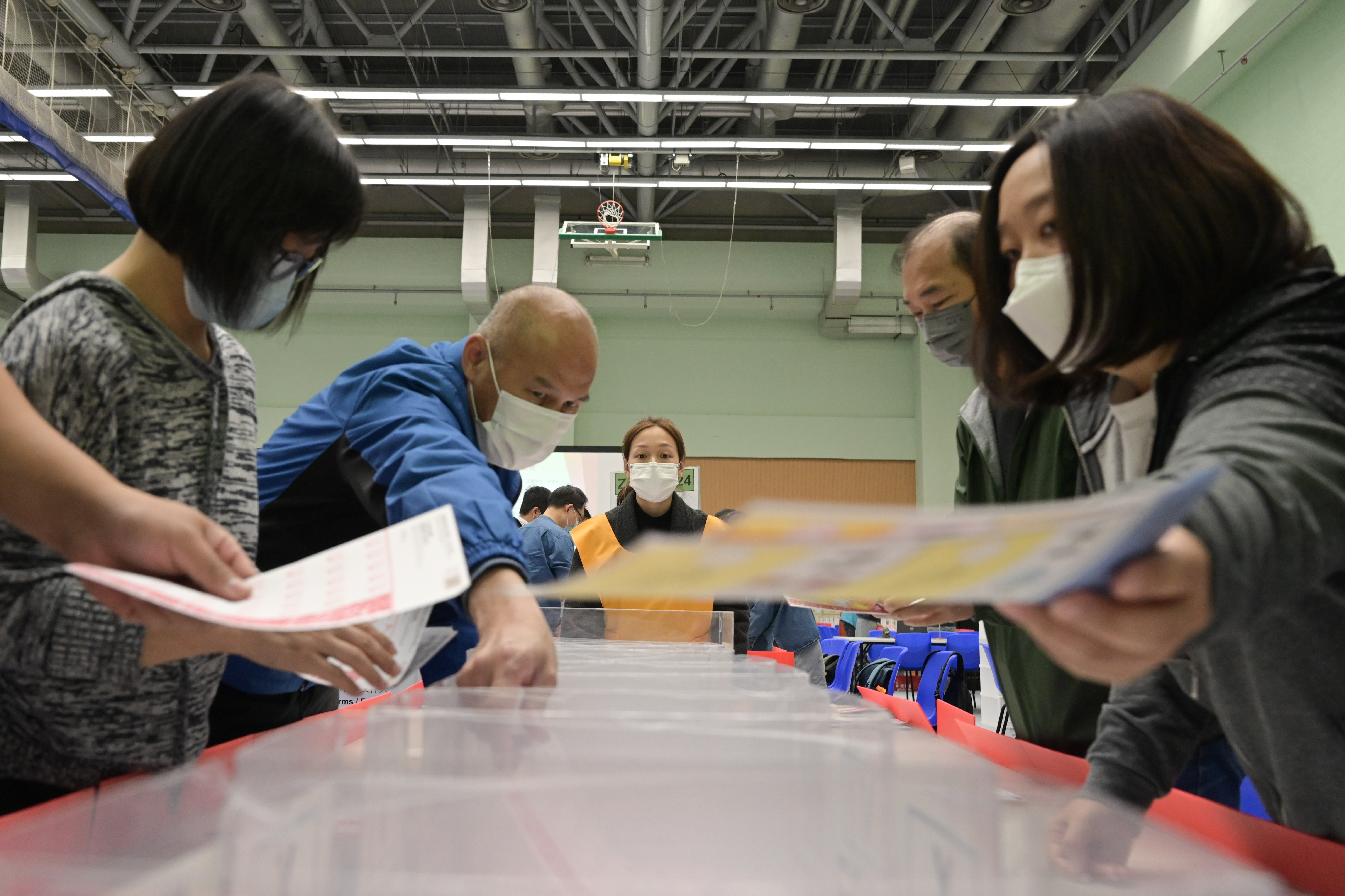 The 2021 Legislative Council General Election will be held on December 19. The Registration and Electoral Office arranged in the past two weeks training and practice sessions with simulated scenarios for staff who will work in polling, counting and central counting stations. Photo shows counting staff in a simulation of sorting ballot papers.