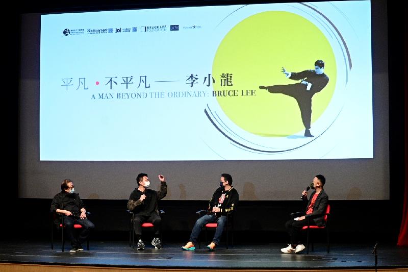 「平凡．不平凡──李小龍」展覽開幕典禮今日（十一月二十七日）在香港文化博物館舉行。圖示張同祖導演（左一）、演員錢嘉樂（左二）及歐錦棠（右二）在台上分享。