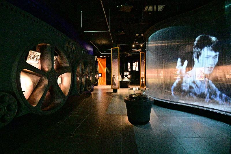 香港文化博物館明日（十一月二十八日）起舉行「平凡．不平凡──李小龍」展覽，展出約400件珍貴的李小龍相關展品及相片，讓觀眾回顧這位武打巨星的傳奇。