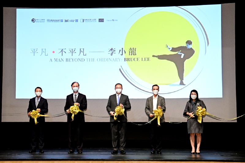 The opening ceremony for the exhibition "A Man Beyond the Ordinary: Bruce Lee" was held today (November 27) at the Hong Kong Heritage Museum (HKHM). Photo shows (from left) the Director of Leisure and Cultural Services, Mr Vincent Liu; the Vice President of Programme Syndication and Distribution of Fortune Star Media Limited, Mr Alfred Ng; the Permanent Secretary for Home Affairs, Mr Joe Wong; the Chairman of the Museum Advisory Committee, Mr Stanley Wong; and the Museum Director of the HKHM, Ms Fione Lo officiating at the ribbon-cutting ceremony.