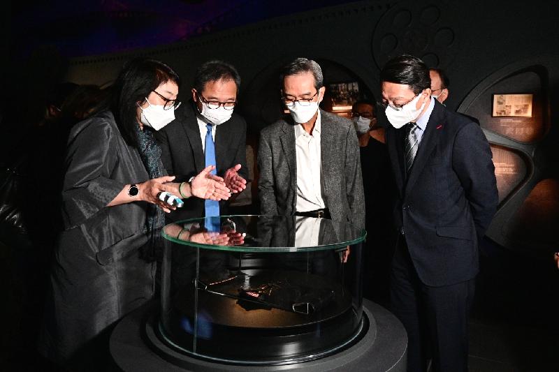 The opening ceremony for the exhibition "A Man Beyond the Ordinary: Bruce Lee" was held today (November 27) at the Hong Kong Heritage Museum (HKHM). Photo shows the Museum Director of the HKHM, Ms Fione Lo (first left), introducing exhibits to officiating guests the Permanent Secretary for Home Affairs, Mr Joe Wong (second left); the Director of Leisure and Cultural Services, Mr Vincent Liu (first right) and the Chairman of the Museum Advisory Committee, Mr Stanley Wong (second right).