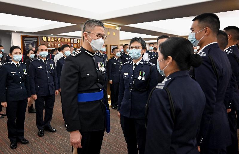 警務處處長蕭澤頤（右二）今日（十一月二十七日）出席香港警察學院的結業會操後，恭賀剛結業的見習督察。