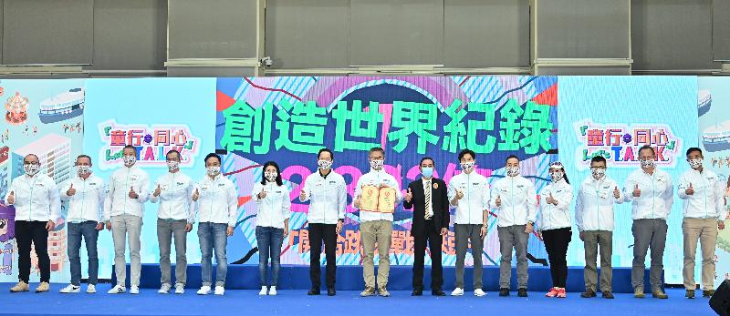 "Let’s T.A.L.K. – Child Protection Campaign" Closing Ceremony was held today (November 27). Picture shows the Commissioner of Police, Mr Siu Chak-yee (centre); the Chairperson of the Hong Kong Council of Social Service, Mr Bernard Chan (seventh left); the President of Hong Kong Poverty Alleviation Association, Mr Karson Choi (sixth right); the former Mainland diving athlete, Olympic gold medalist, Ms Guo Jingjing (sixth left), Deputy Commissioner of Police (Operations), Mr Yuen Yuk-kin (fifth left); Director of Crime and Security, Mr Chow Yat-ming (fifth right); and the Assistant Commissioner of Police (Crime), Mr Yip Wan-lung (fourth left), taking a group photo with other guests on stage.