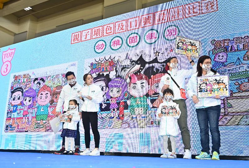 "Let’s T.A.L.K. – Child Protection Campaign" Closing Ceremony was held today (November 27). The participants voted for the top three winners of the Parent-child Colouring and Slogan Design Contest.