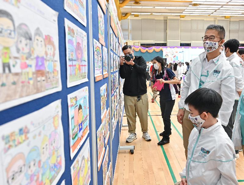 "Let’s T.A.L.K. – Child Protection Campaign" Closing Ceremony was held today (November 27). Picture shows the Commissioner of Police, Mr Siu Chak-yee (second right) touring the exhibition of the entries of the Parent-child Colouring and Slogan Design Contest.