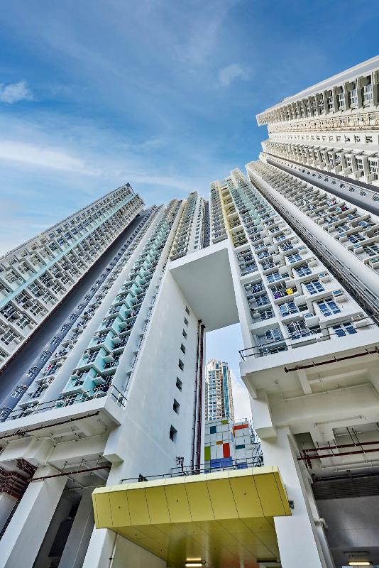 香港房屋委員會最近有三個項目獲香港項目管理學會及亞太項目管理學會聯盟頒發共五個獎項。圖示東匯邨匯智樓低層設計了約十層樓高的通風門廊。 