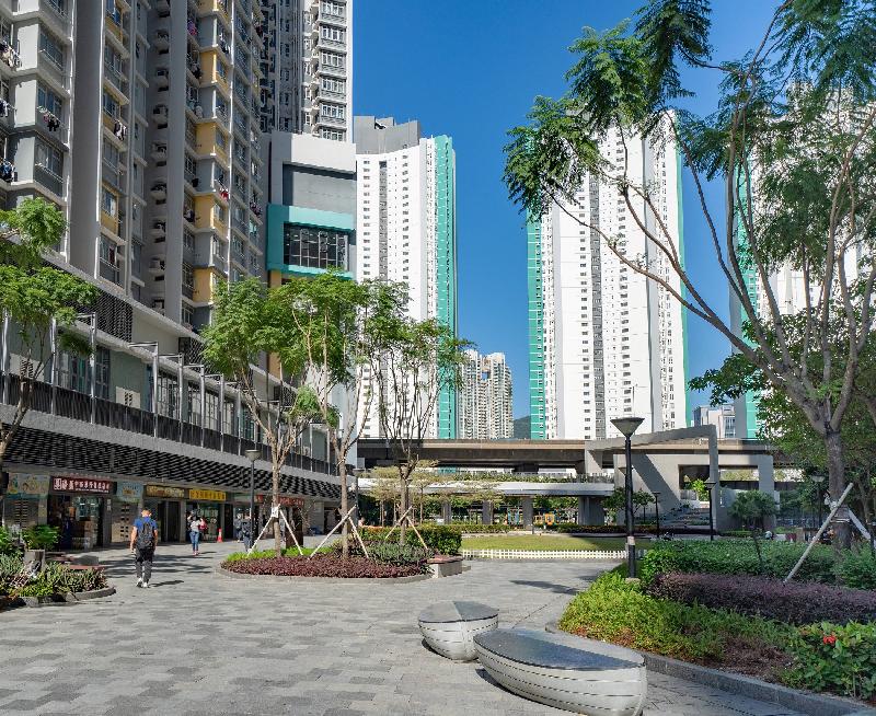 香港房屋委員會最近有三個項目獲香港項目管理學會及亞太項目管理學會聯盟頒發共五個獎項。圖示海盈邨和凱樂苑之間的公共休憩空間。