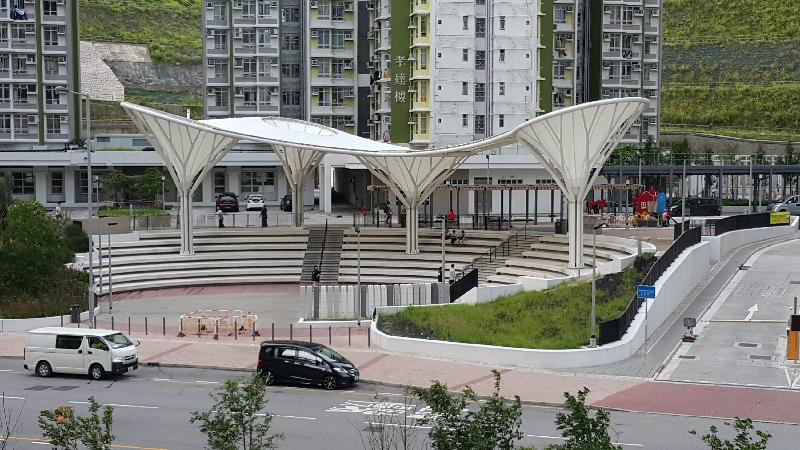 Three projects of the Hong Kong Housing Authority have recently received five awards, presented by the Hong Kong Institute of Project Management and the Asia Pacific Federation of Project Management. Photo shows the community plaza of On Tat Estate. 
 
