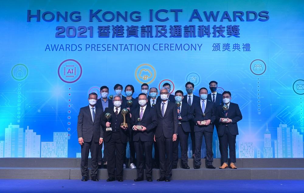 The Financial Secretary, Mr Paul Chan (front row, first left), presented the Award of the Year at the Hong Kong ICT Awards 2021 Awards Presentation Ceremony to the representative of the Immigration Department, the Director of Immigration, Mr Au Ka-wang (front row, second left), this evening (November 29). Mr Chan is pictured with the Chairman of the Hong Kong ICT Awards 2021 Grand Judging Panel, Professor Wei Shyy (front row, first right), and the awardees.
