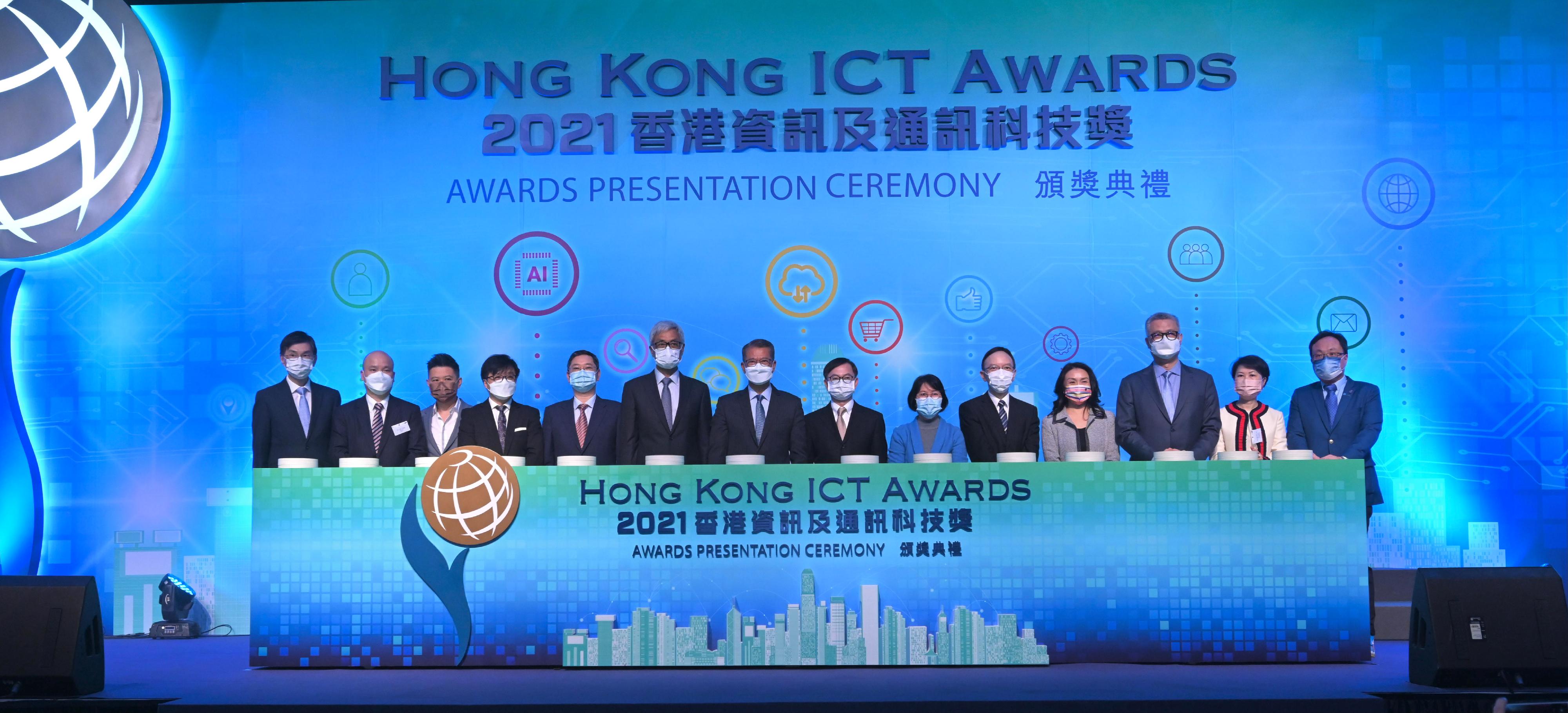 The Financial Secretary, Mr Paul Chan, attended the Hong Kong ICT Awards 2021 Awards Presentation Ceremony this evening (November 29). Photo shows (from fifth left) the Deputy Director-General of the Department of Youth Affairs of the Liaison Office of the Central People’s Government in the Hong Kong Special Administrative Region, Mr Song Lai; the Chairman of the Hong Kong ICT Awards 2021 Grand Judging Panel, Professor Wei Shyy; Mr Chan; the Acting Secretary for Innovation and Technology, Dr David Chung; the Permanent Secretary for Innovation and Technology, Ms Annie Choi; the Government Chief Information Officer, Mr Victor Lam; and other guests at the ceremony.