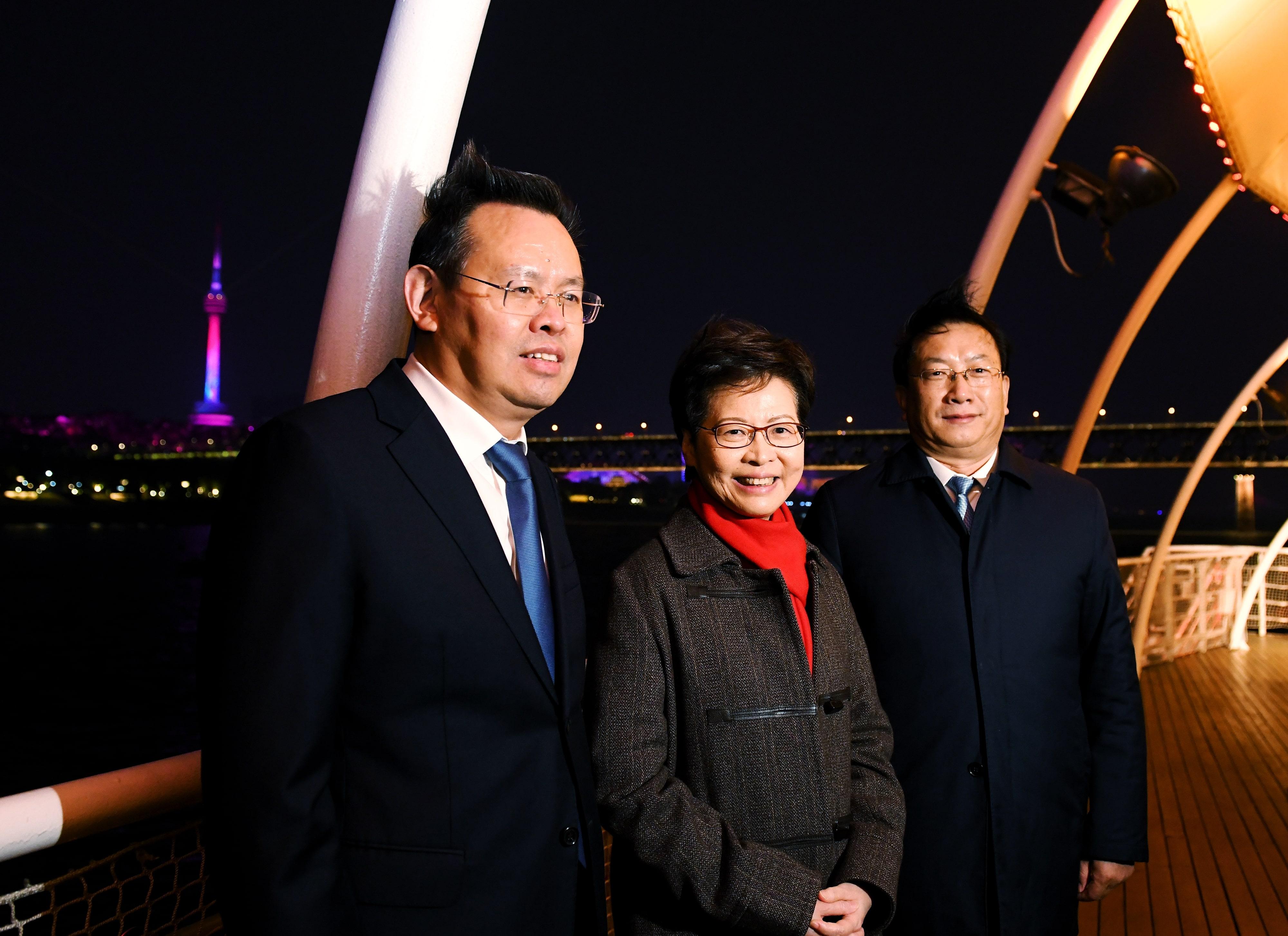 The Chief Executive, Mrs Carrie Lam (centre), accompanied by the Governor of Hubei Province, Mr Wang Zhonglin (right) and Mayor of Wuhan, Mr Cheng Yongwen (left), toured Yangtze River in Wuhan tonight (November 29).