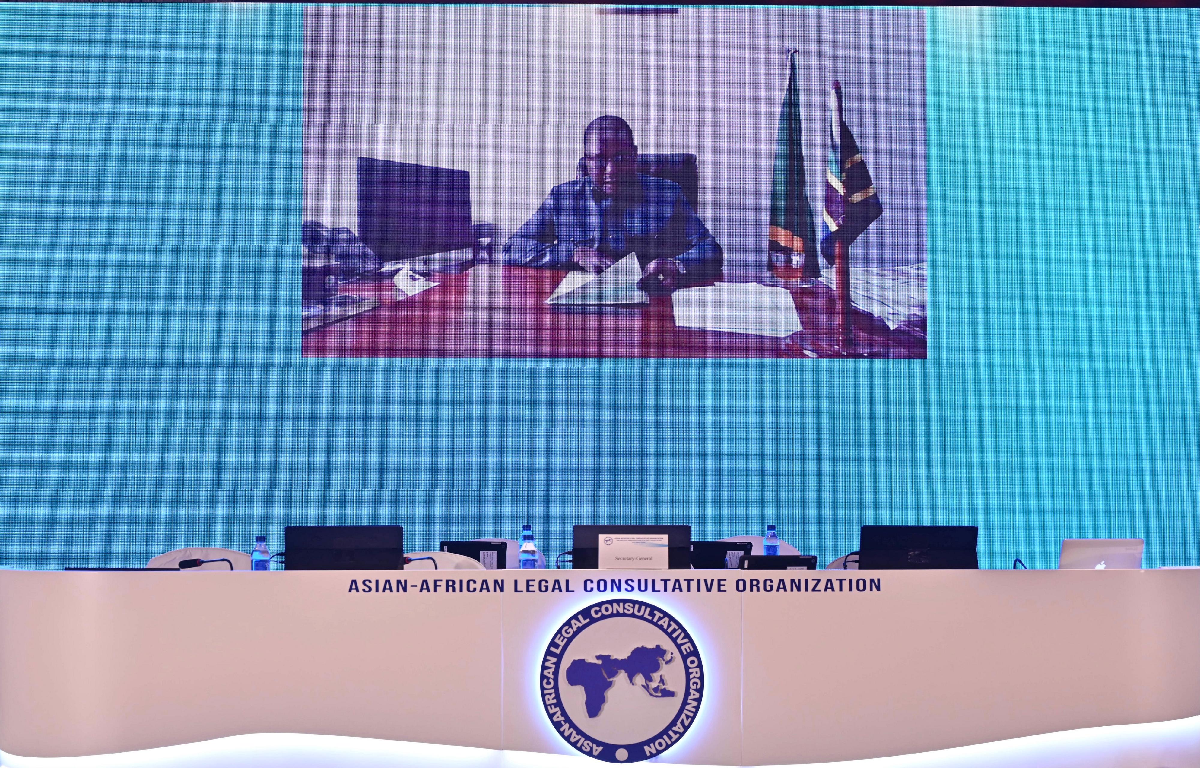 第59屆亞洲—非洲法律協商組織（亞非法協）年會今日（十一月二十九日）順利展開。圖示坦桑尼亞聯合共和國憲法與法律事務部長帕拉馬甘巴．卡布迪教授（代表第58屆亞非法協年會主席）在年會開幕式透過視頻致開幕辭。