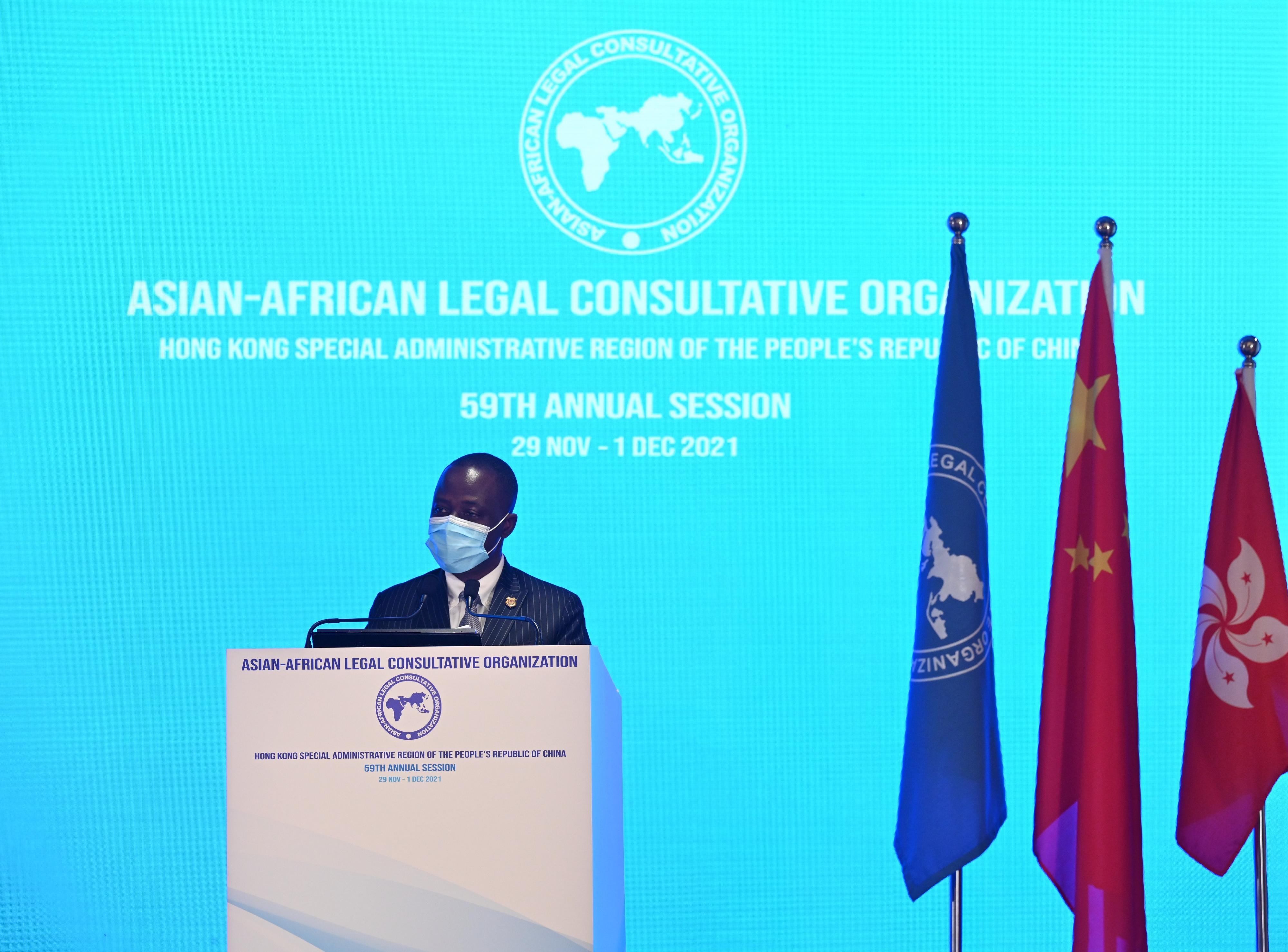第59屆亞洲—非洲法律協商組織（亞非法協）年會今日（十一月三十日）下午舉行第二日會議。會議正式開始前舉行了以「爭議解決—網上爭議解決」為題的邊會。圖示亞非法協秘書長肯尼迪．加斯頓教授為邊會作總結。