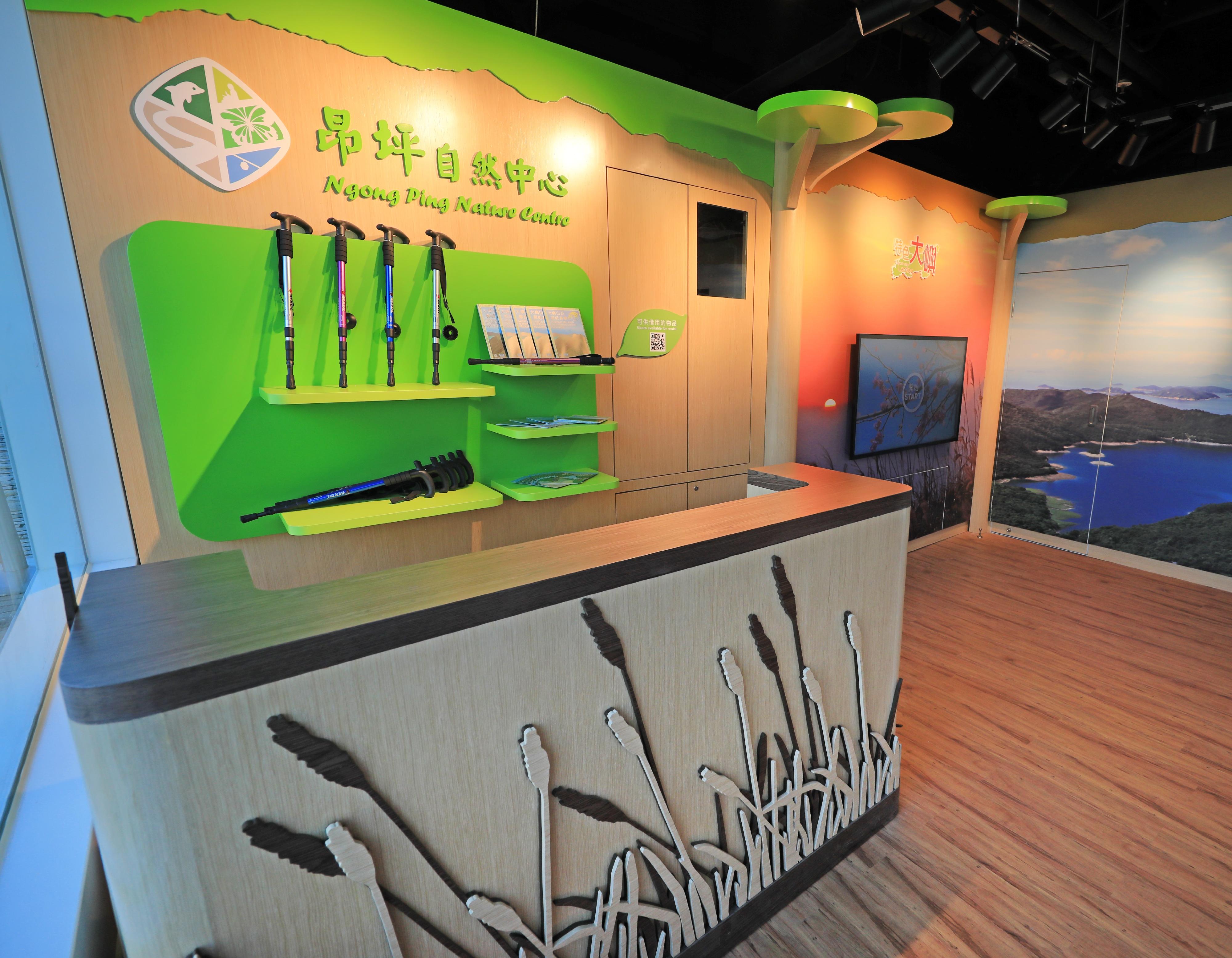 With the completion of renovation works, the Ngong Ping Nature Centre at Ngong Ping Village on Lantau Island reopened today (November 30). The Centre is introducing a new service of lending maps and hiking poles to facilitate excursions to nearby hiking trails.