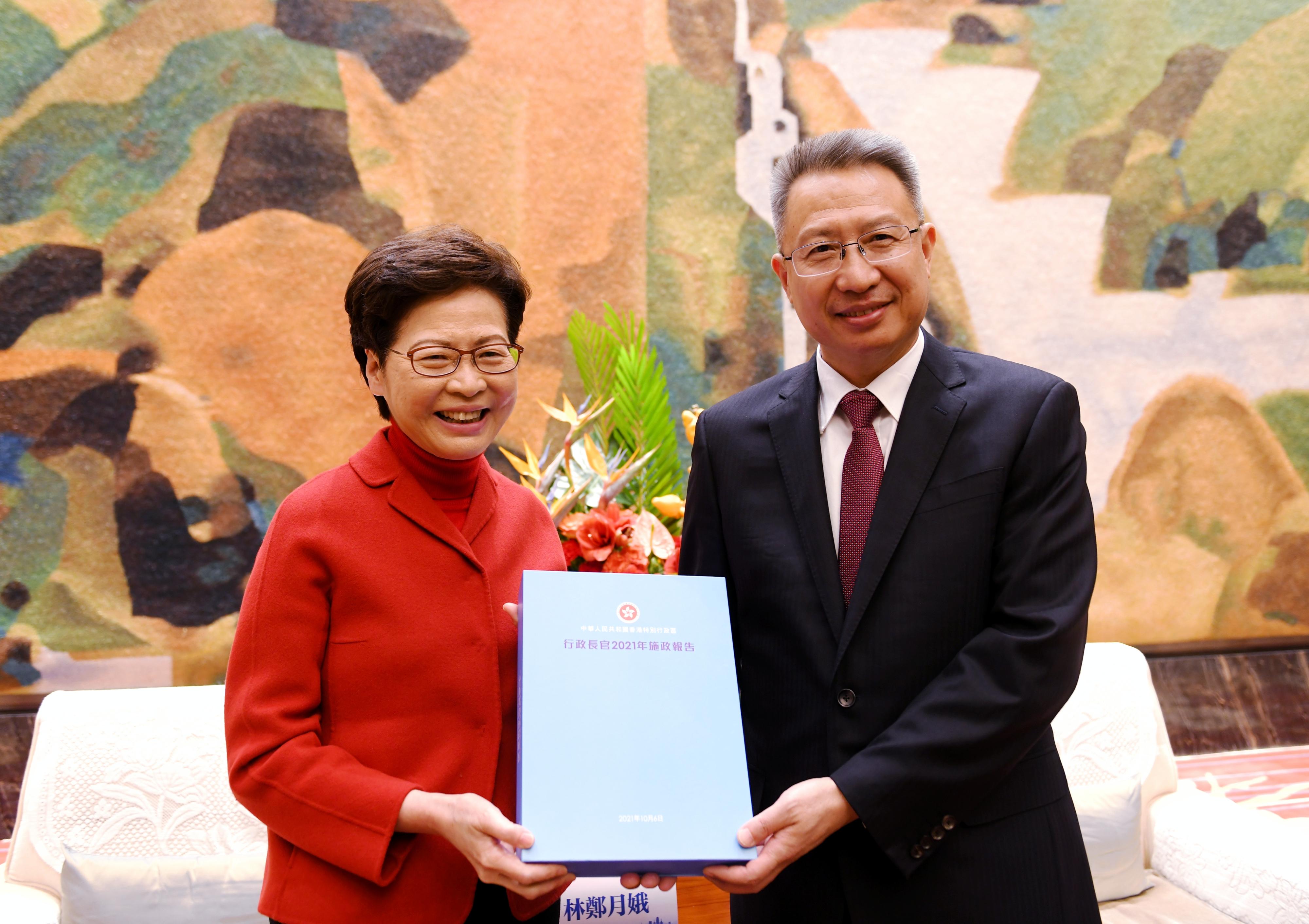 The Chief Executive, Mrs Carrie Lam, continued her visit to Wuhan in Hubei Province today (November 30). Photo shows Mrs Lam (left) presenting the 2021 Policy Address information kit to the Secretary of the CPC Wuhan Municipal Committee, Mr Guo Yuanqiang (right).

