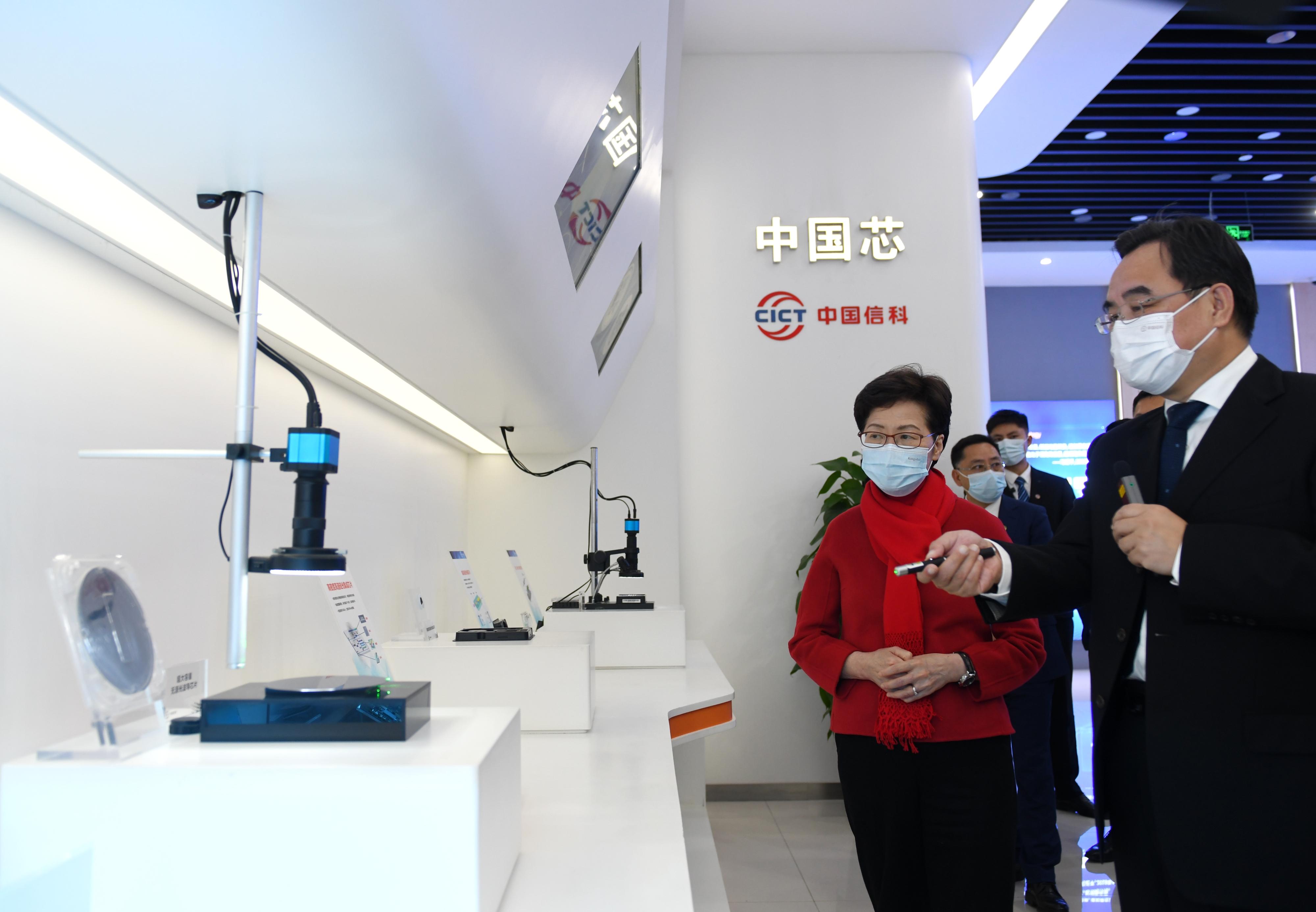 The Chief Executive, Mrs Carrie Lam, visited the Wuhan East Lake High-tech Development Zone in Wuhan today (November 30). Photo shows Mrs Lam (left) visiting a major technology firm in the zone.