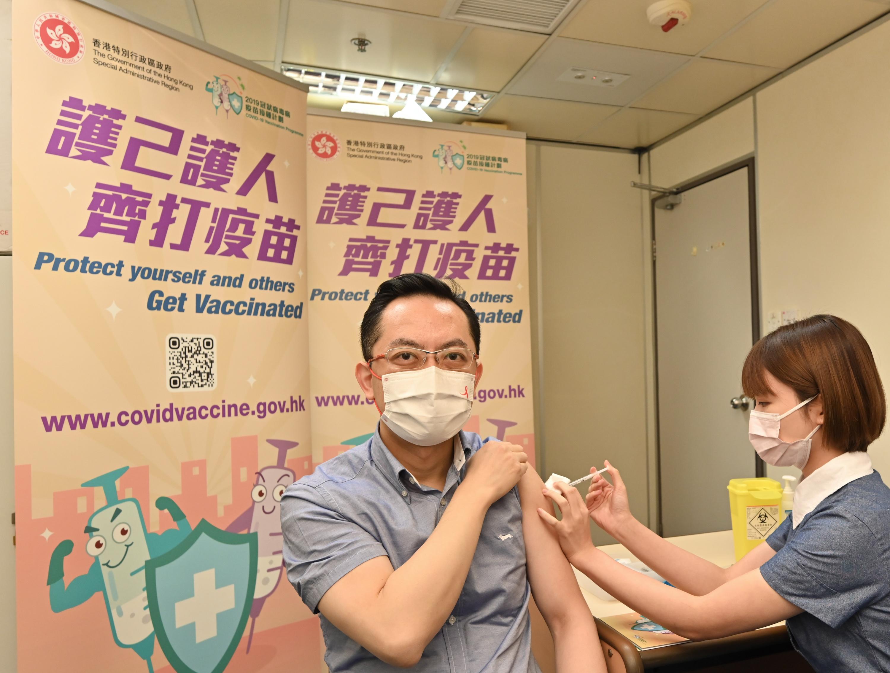 The Director of Health, Dr Ronald Lam, today (December 2) received his third dose of COVID-19 vaccination (CoronaVac) at a Department of Health clinic.