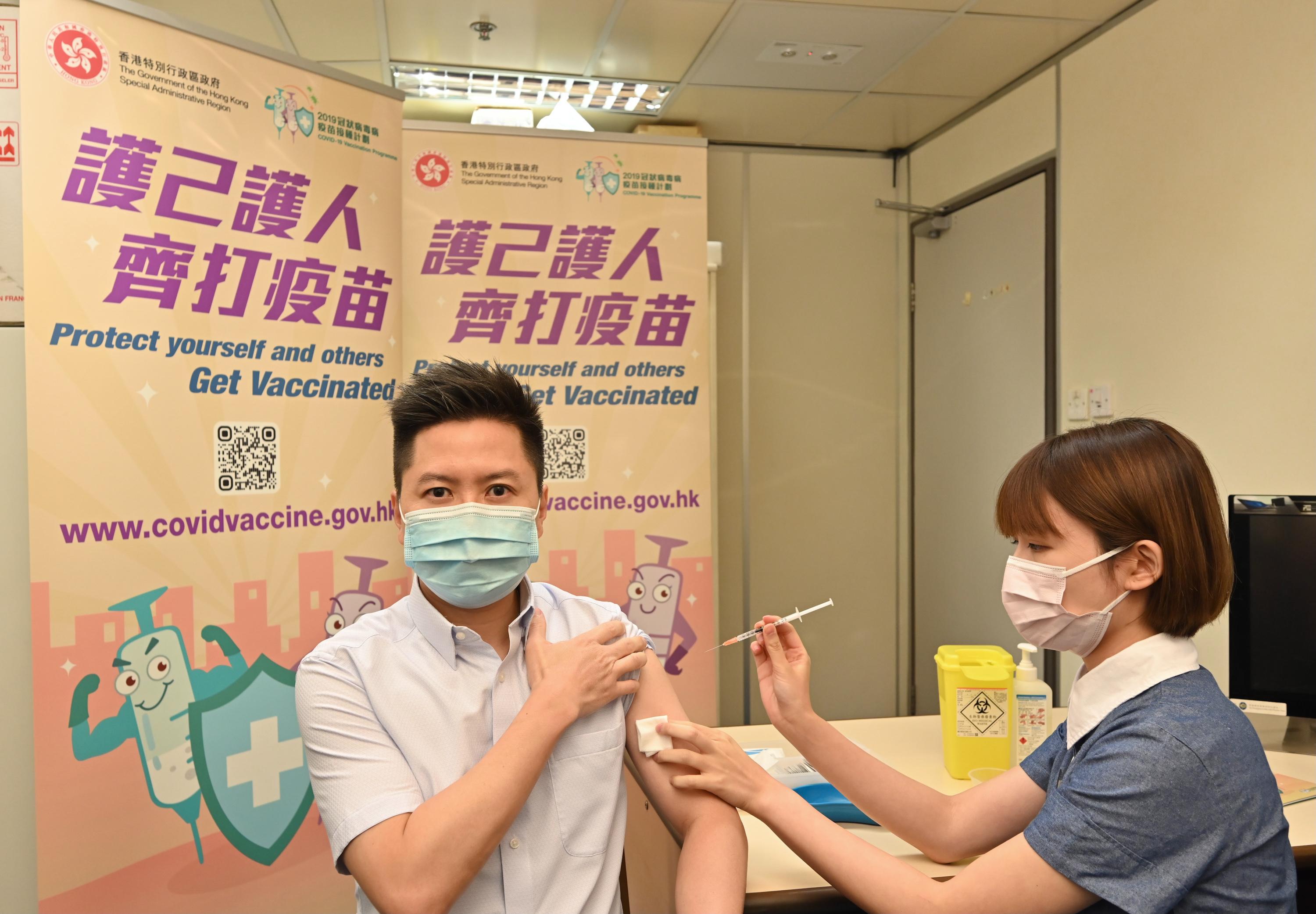衞生署衞生防護中心總監徐樂堅醫生今日（十二月二日）於衞生署診所接種第三劑新冠疫苗（克爾來福）。