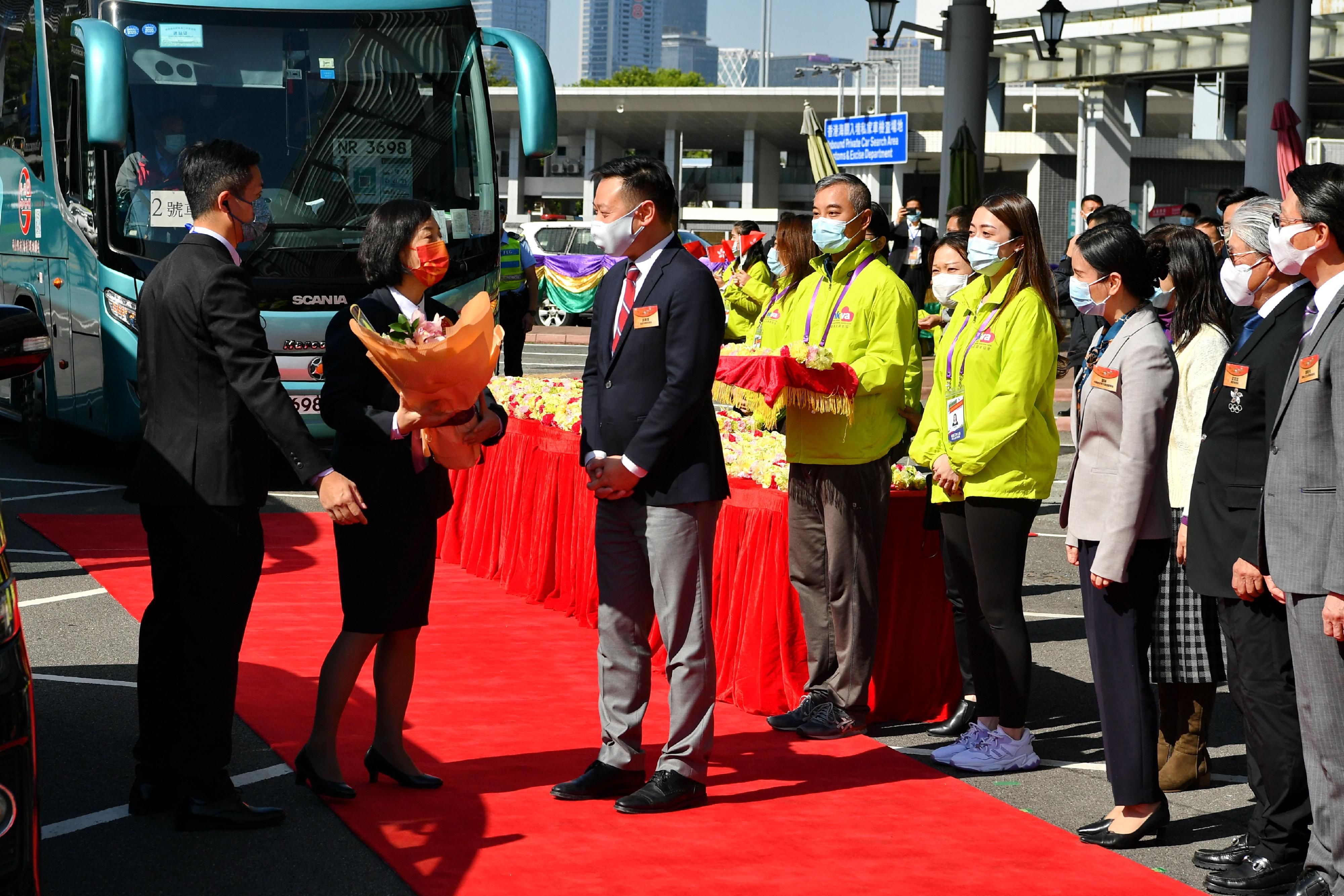 The Tokyo 2020 Olympic Games Mainland Olympians delegation arrives in Hong Kong today (December 3) for a three-day visit. Photo shows the Secretary for Home Affairs, Mr Caspar Tsui (third left), greeting the delegation at the Shenzhen Bay Port. Next to him are the Director of Leisure and Cultural Services, Mr Vincent Liu (first right); the Deputy Director-General of the Department of Publicity, Cultural and Sports Affairs of the Liaison Office of the Central People's Government in the Hong Kong Special Administrative Region, Ms Zheng Lin (third right); and the President of the Sports Federation & Olympic Committee of Hong Kong, China, Mr Timothy Fok (second right).