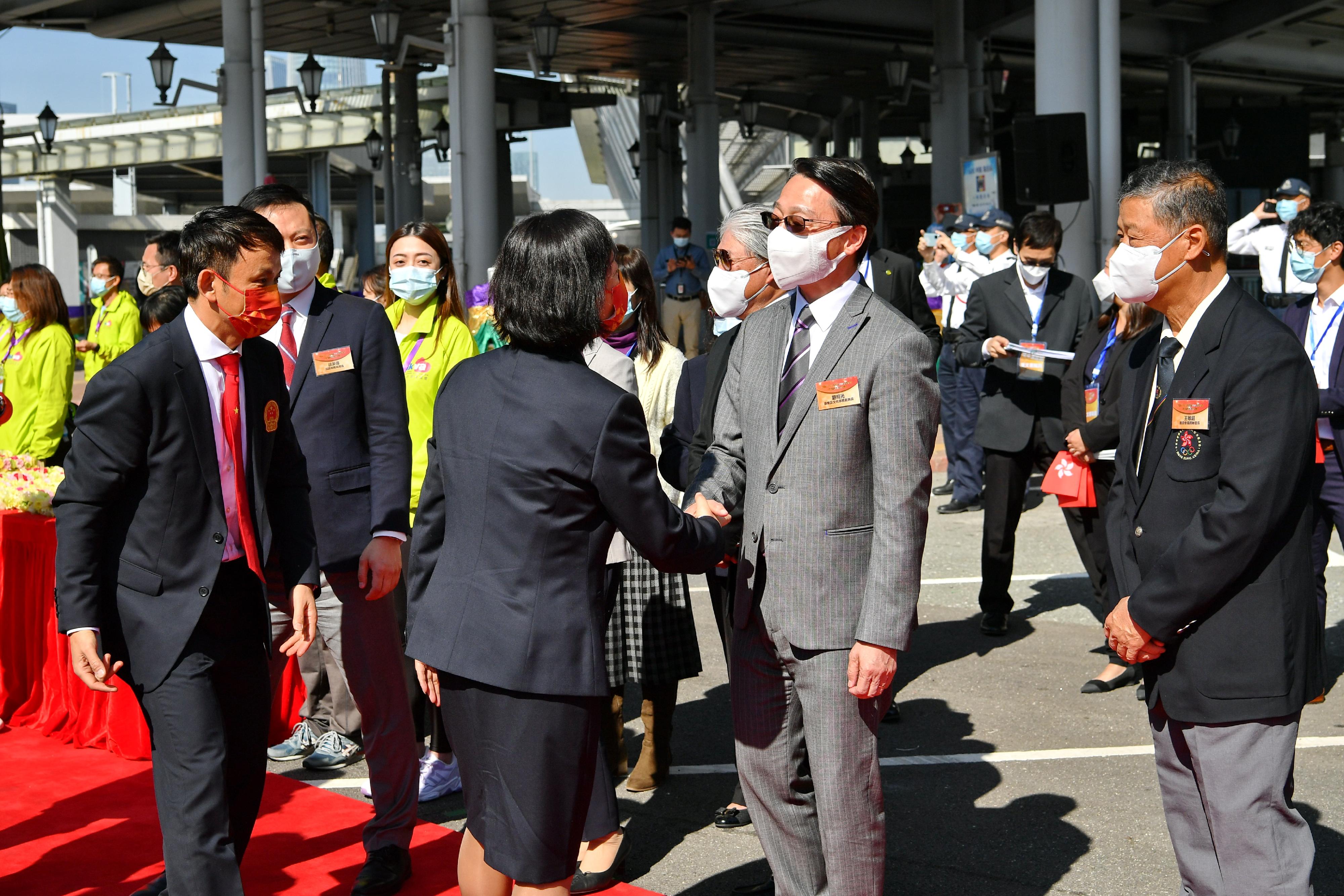 The Tokyo 2020 Olympic Games Mainland Olympians delegation arrives in Hong Kong today (December 3) for a three-day visit. Photo shows the Director of Leisure and Cultural Services, Mr Vincent Liu (front, second right), greeting the delegation at the Shenzhen Bay Port.