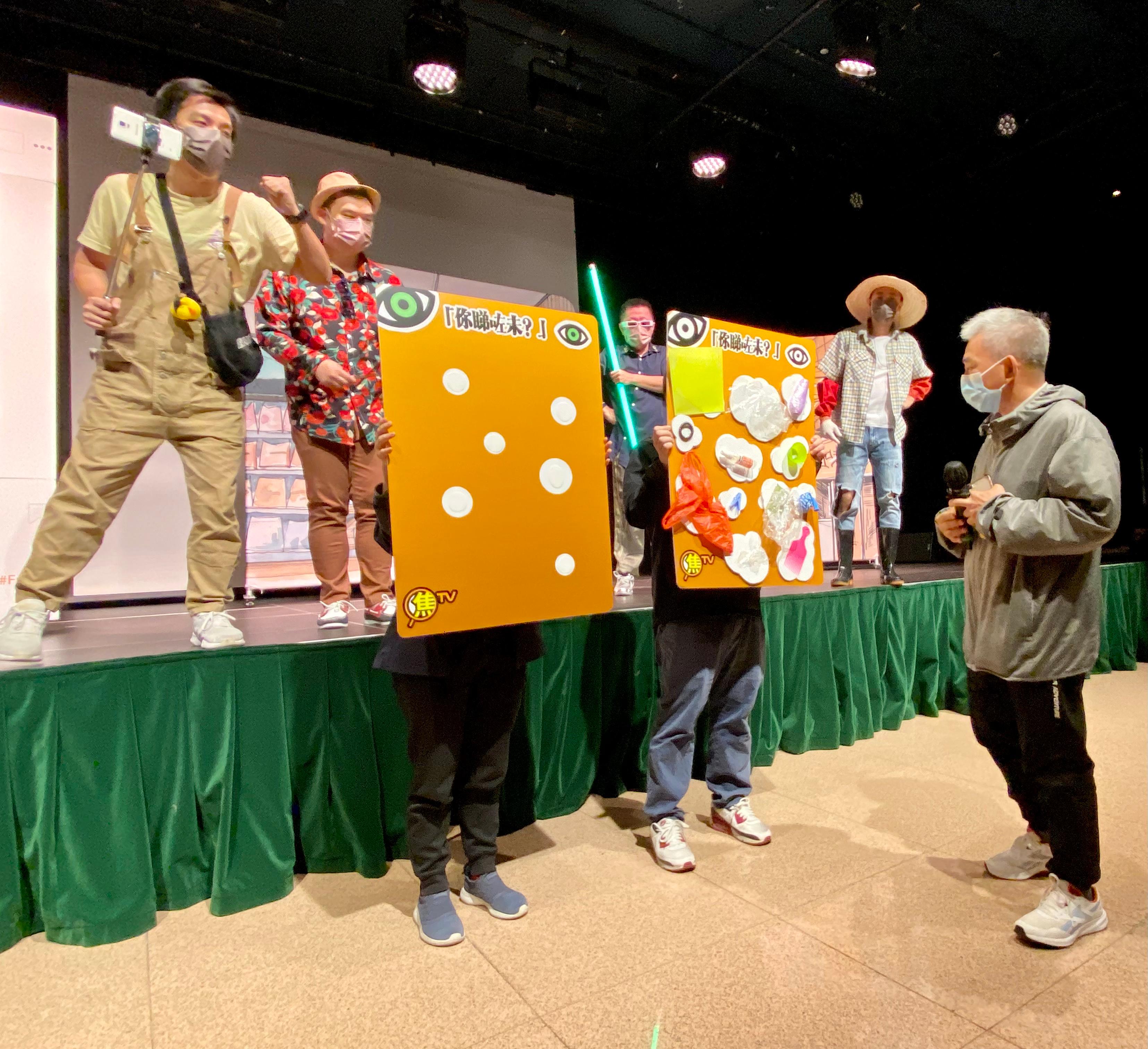 The Council for Sustainable Development, organised an interactive drama and public engagement forum on control of single-use plastics for the elderly from the Elder Academy Scheme under the Elderly Commission today (December 3) at Sha Tin Town Hall. Photo shows an elderly man participating in an interactive game.