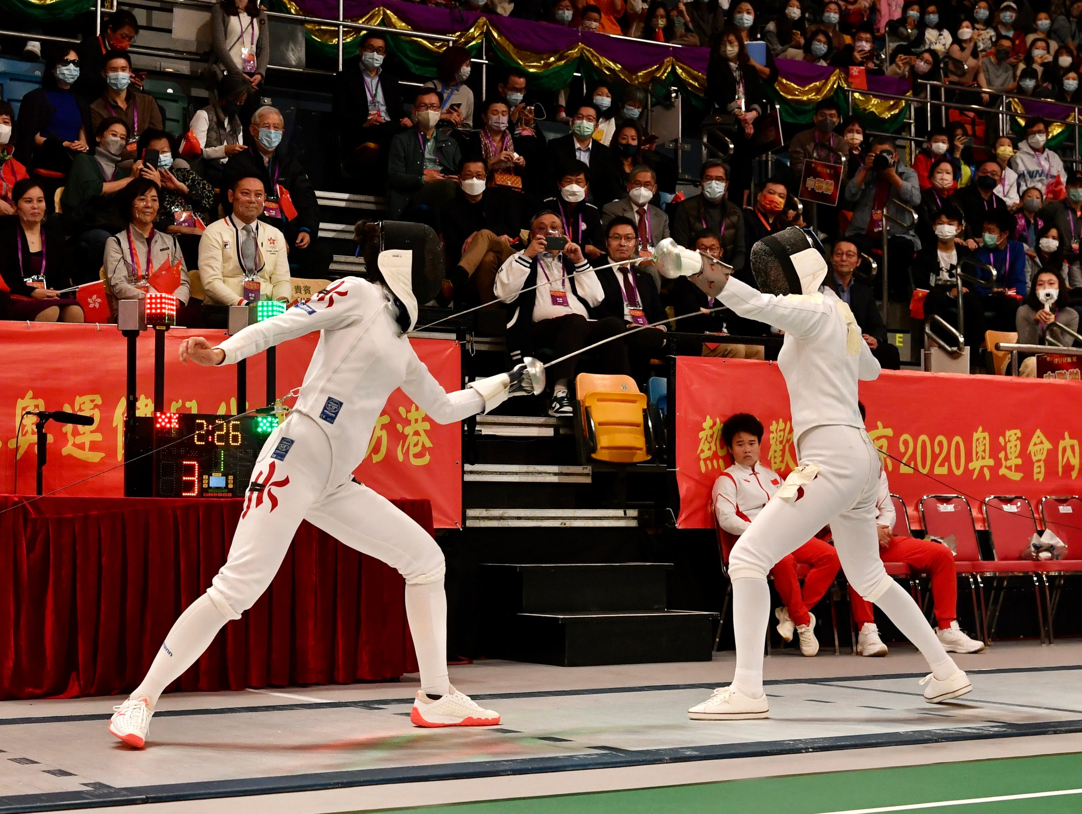 東京2020奧運會內地奧運健兒代表團今日（十二月四日）上午出席在灣仔伊利沙伯體育館舉行的「奧運健兒展風采」運動示範。圖示內地劍擊運動員孫一文（右）和香港劍擊運動員江旻憓（左）示範重劍。