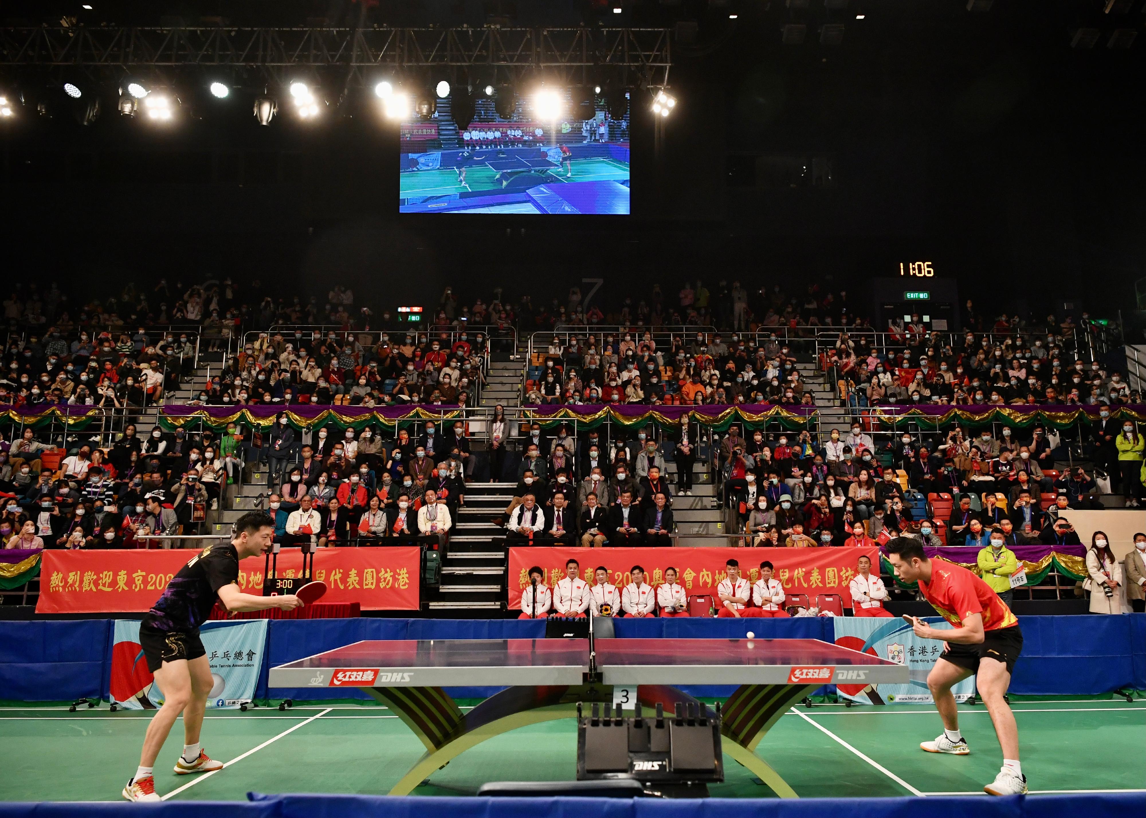 東京2020奧運會內地奧運健兒代表團今日（十二月四日）上午出席在灣仔伊利沙伯體育館舉行的「奧運健兒展風采」運動示範。圖示內地乒乓球運動員馬龍（左）和許昕（右）進行運動示範。