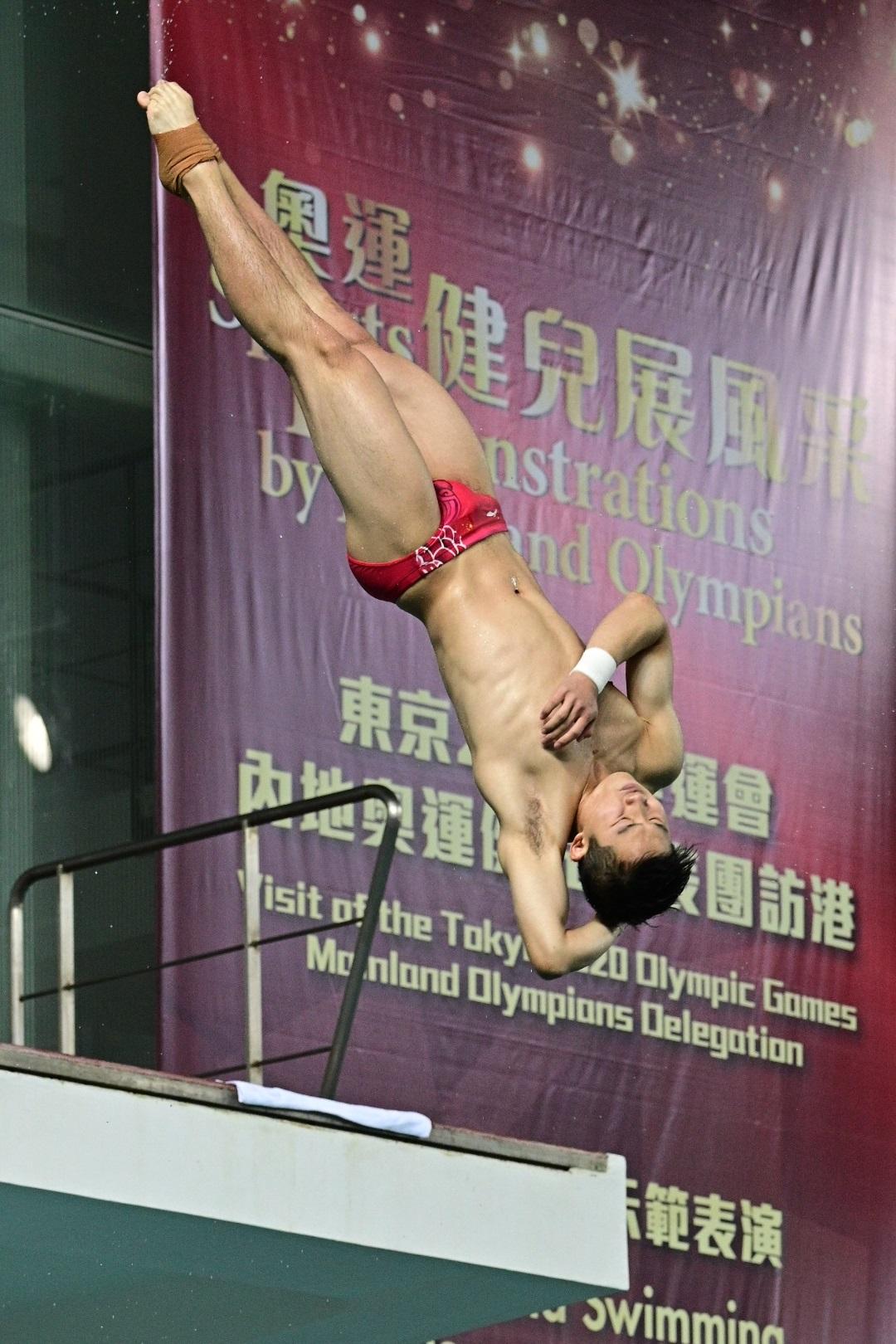东京2020奥运会内地奥运健儿代表团今日（十二月四日）上午出席在维多利亚公园游泳池举行的「奥运健儿展风采」运动示范。图示内地跳水运动员王宗源作跳水示范表演，展示高超技艺。